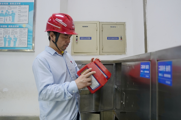 9CBC16941498118DDF3B5AA951B011E53.安监人员余荣杰.png