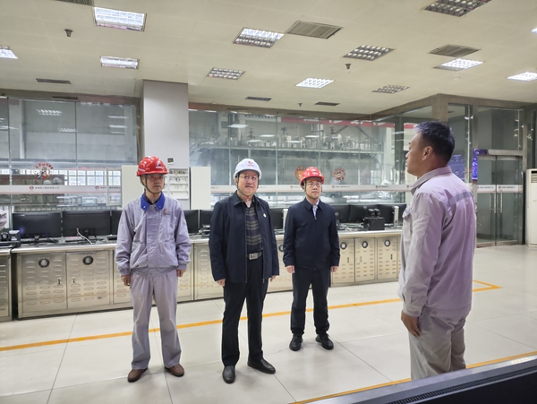 D513C9DB2B6BB9AC8BEC3476139C7BE9在集控室听取机组运行情况汇报_副本.jpg